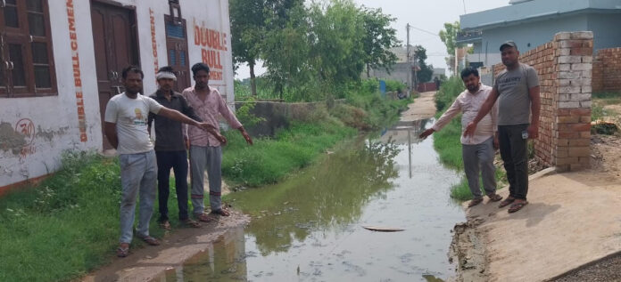 People of Vishwakarma Colony are troubled due to sewerage line being blocked