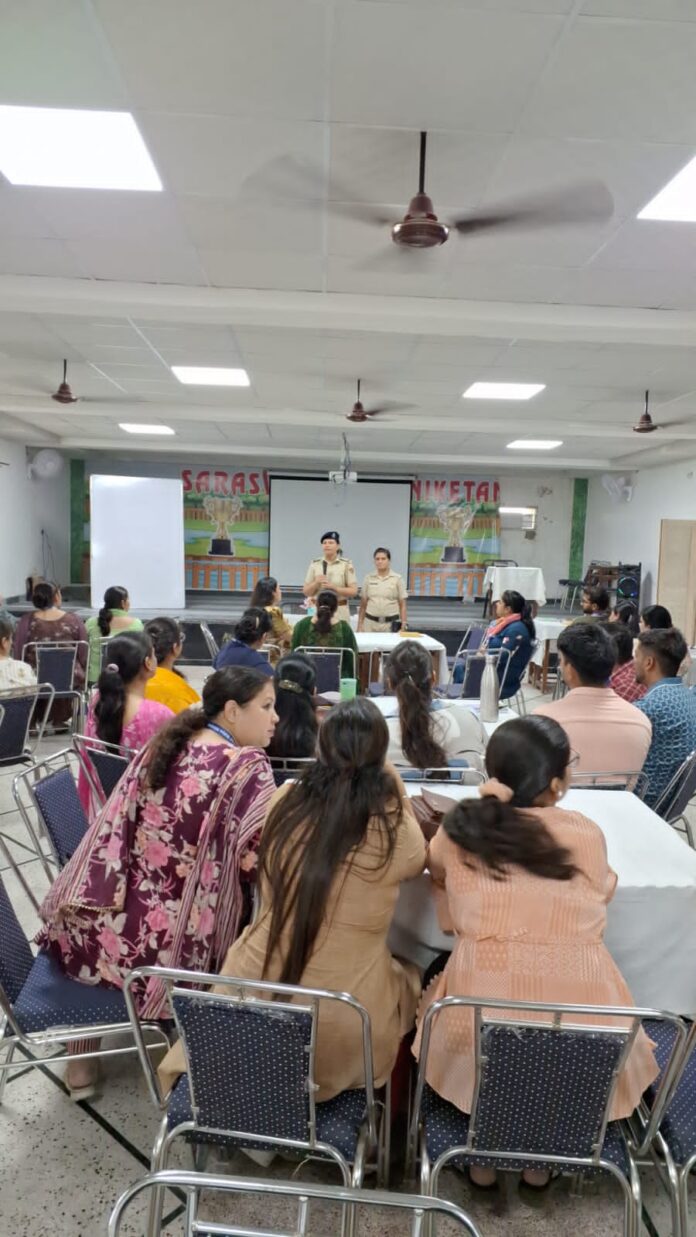 Ambala News : दुर्गा शक्ति टीम ने ट्रैफिक नियमों के बारे में जानकारी दी