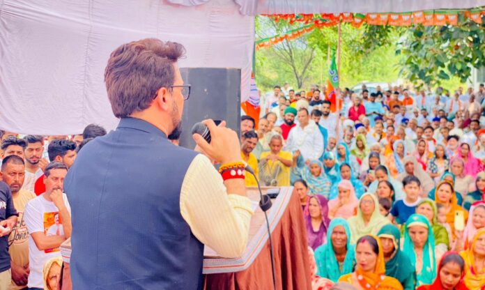 Himachal News : विकास कार्यों पर तालाबंदी कांग्रेस की निशानी: अनुराग ठाकुर