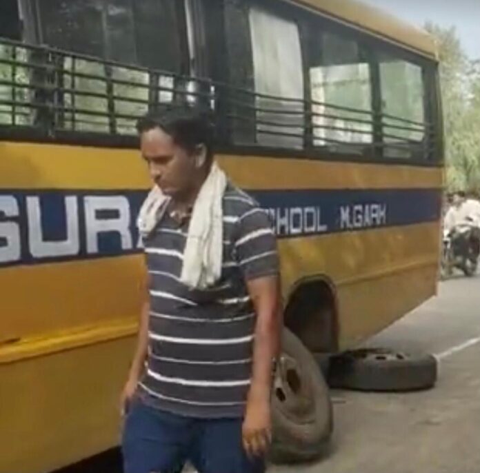 Mahendergarh News: बच्चों को स्कूल ले जा रही एक बस का टायर निकला