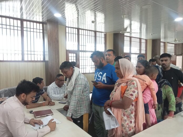 Naraingarh News : समाधान शिविर में नारायणगढ़ के तहसीलदार अभिषेक पिलानिया ने सुनी लोगों की समस्याएं