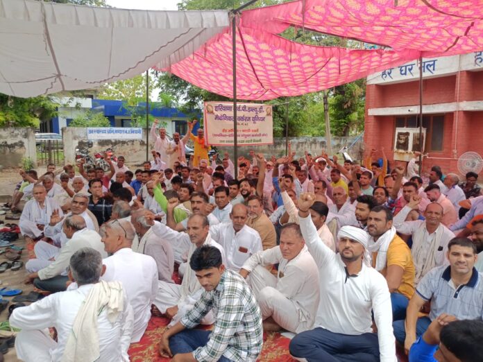 कार्यकारी अभियंता डिविजन नं. 2 के कार्यालय पर धरना छठे दिन भी जारी