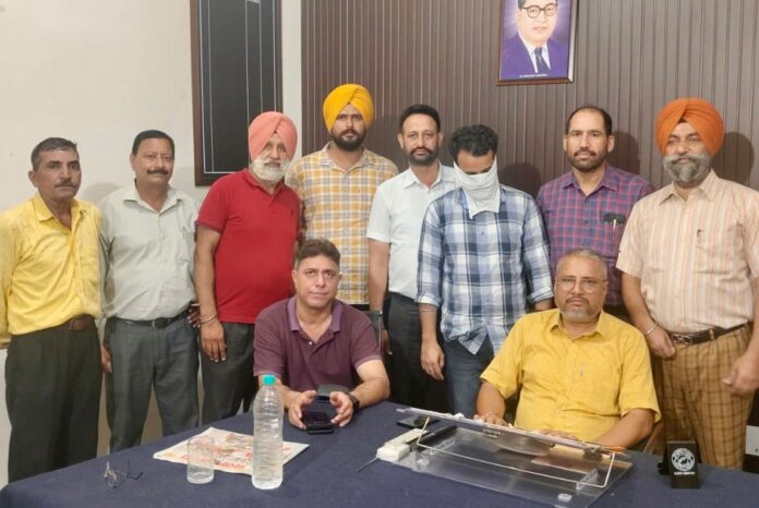 4 हजार रुपए रिश्वत लेता पटवारी विजिलेंस ब्यूरो द्वारा काबू