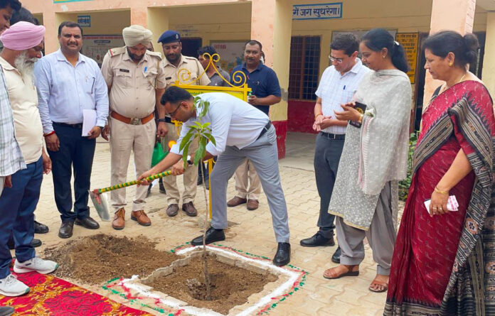 Ambala News : अम्बाला जिला में पौधारोपण कार्यक्रम की हुई शुरूआत, डीसी डॉ. शालीन ने आमजन को अधिक से अधिक पौधे लगाने का किया आह्वान