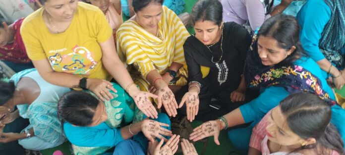 NHM employees applied mehendi and appealed to the Chief Minister, asked for 400 bags