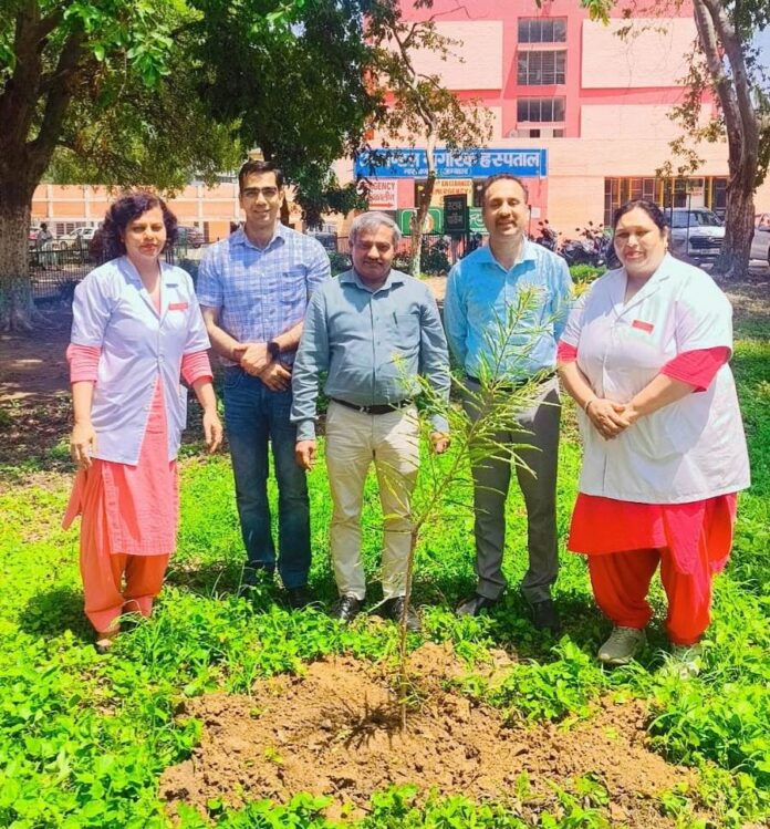 Naraingarh News : नागरिक अस्पताल में एसएमओ डॉ. प्रवीण कुमार ने किया पौधरोपण