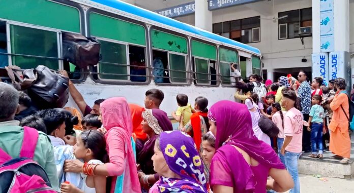 Private buses ran due to the strictness of the administration, there was fighting throughout the day