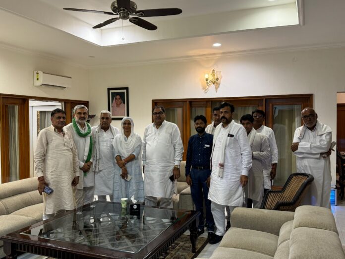 New equations will be formed through table discussion between 11 member committee of Kisan Mazdoor Morcha and INLD National General Secretary Abhay Singh Chautala. New equations will be formed through table discussion between 11 member committee of Kisan Mazdoor Morcha and INLD National General Secretary Abhay Singh Chautala.