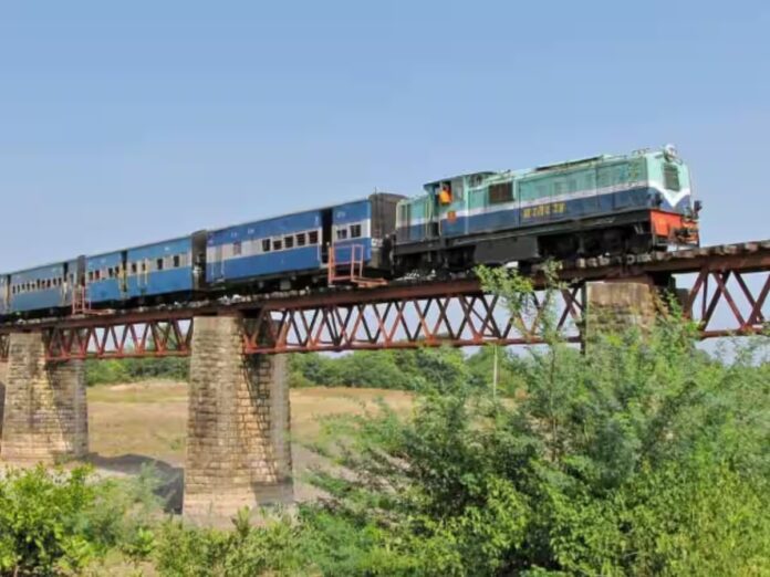 Shakuntala Railway Track : भारत की आजादी के बाद भी अंग्रेजों के 'कब्जे' में है ये रेलवे ट्रैक, हर साल देने पड़ते हैं रॉयल्टी के करोड़ों रुपये Shakuntala Railway Track : भारत की आजादी के बाद भी अंग्रेजों के 'कब्जे' में है ये रेलवे ट्रैक, हर साल देने पड़ते हैं रॉयल्टी के करोड़ों रुपये
