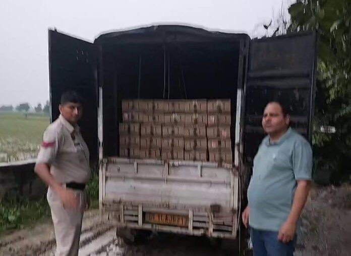 गाड़ी से बरामद शराब।