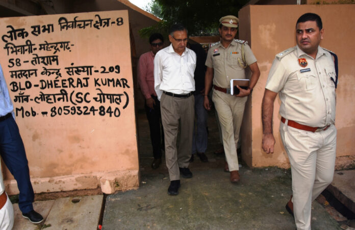 Mahabir Kaushik along with SP Narendra Bijarania विधानसभा चुनाव के क्रिटिकल मतदान केंद्रों का निरीक्षण करते हुए उपायुक्त महावीर कौशिक व पुलिस अधीक्षक नरेंद्र बिजारणियां ।