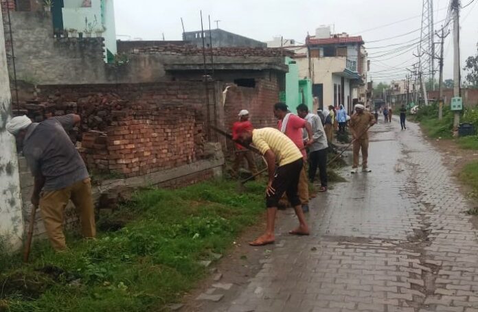 Along with cleaning, corporation workers taught the lesson of cleanliness to the citizens