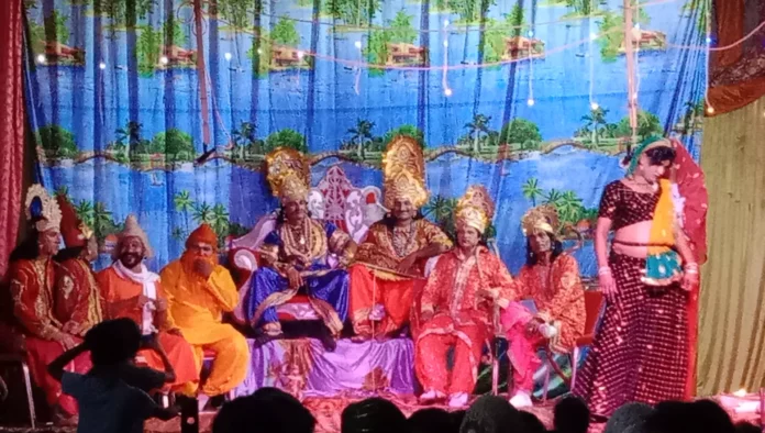 In Ramlilas, the touching dialogues of Shri Ram's exile disturbed everyone's mind