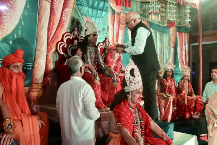 The drama of coronation of Lord Ram was performed on the stage of Adarsh ​​Ramlila Committee