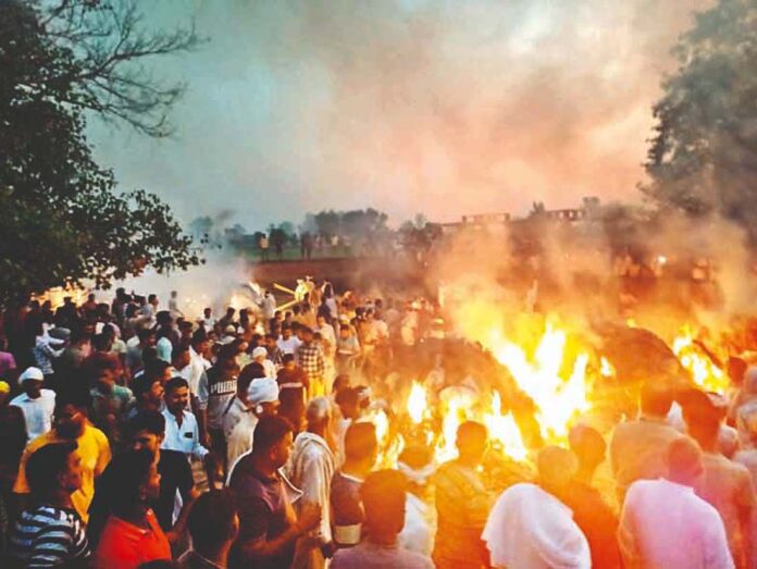 खुशियां बदली मातम में, एक साथ जली आठ चिताएं