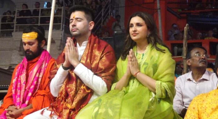 जन्मदिन मनाने पत्नी परिणीति संग बनारस के दशाश्वमेघ घाट पहुंचे सांसद राघव चड्ढा