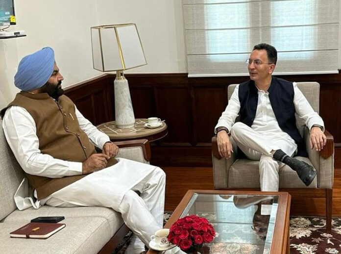 Amritsar News : पाकिस्तान से व्यापार के लिए वाघा बॉर्डर खोलने की मांग