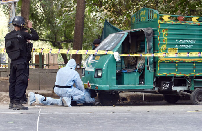Delhi Crime News : पुलिस पोस्ट से 100 मीटर दूर विस्फोट, पुलिस को चुनौती