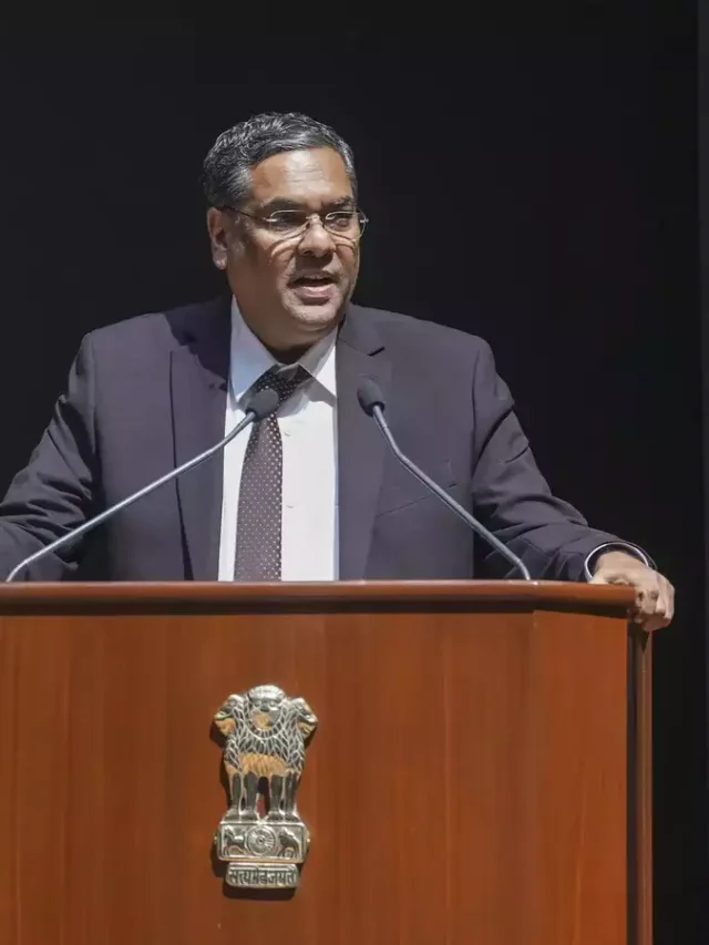 देश को आज से नए CJI मिल गए हैं। जस्टिस चंद्रचूड़ के रिटायरमेंट के बाद जस्टिस संजीव खन्ना को नया CJI बनाया गया है।