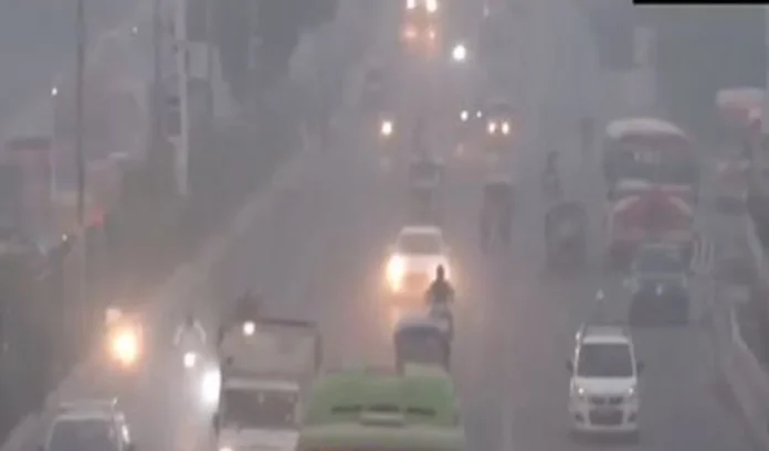 Delhi-NCR AQI: पॉल्यूशन के साथ दिल्ली पर कोहरे की मार, खतरनाक स्तर पर AQI