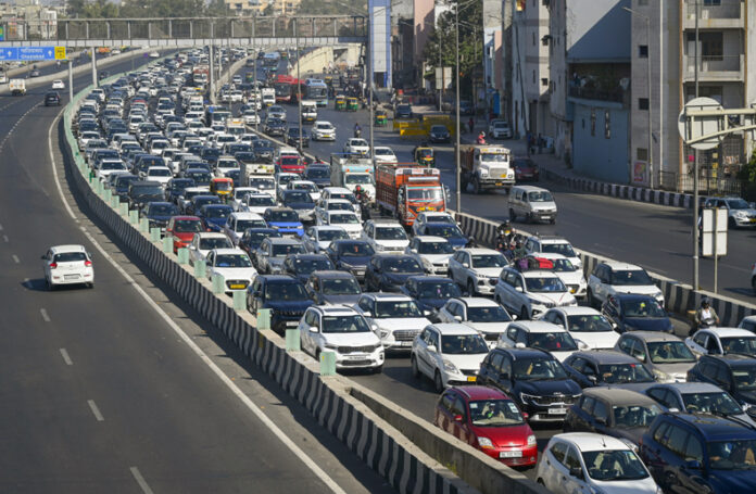 Delhi Pollution News : दिल्ली में हटे ग्रैप 4 और 3 के प्रतिबंध
