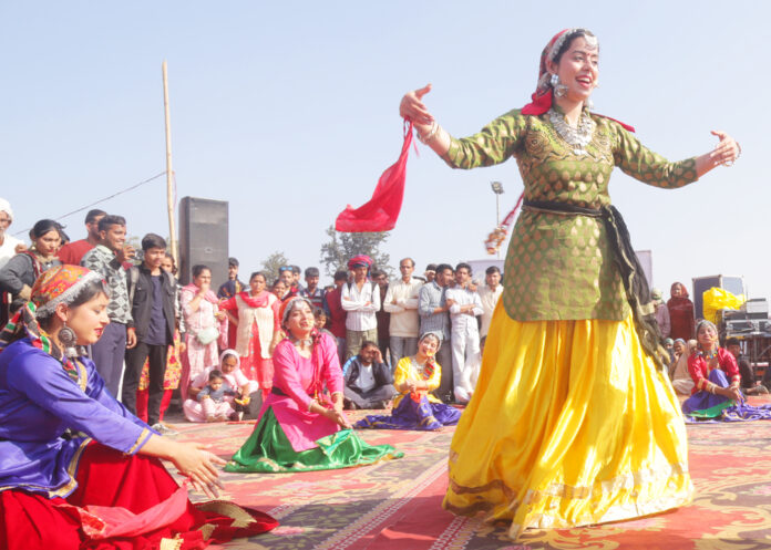 International Geeta Mahotsav: कुरुक्षेत्र के ब्रह्मसरोवर के पावन तट कलाकारों ने दी शानदार नृत्यों की प्रस्तुति International Geeta Mahotsav: कुरुक्षेत्र के ब्रह्मसरोवर के पावन तट कलाकारों ने दी शानदार नृत्यों की प्रस्तुति