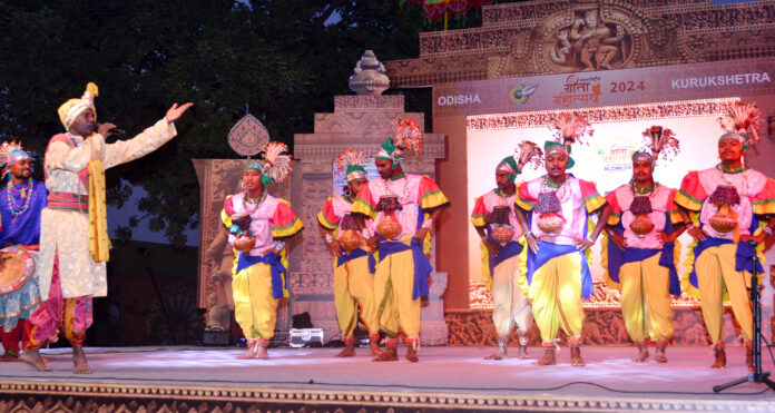 International Geeta Mahotsav: लोक कलाकारों के वाद्य यंत्रों की धुनों ने बदली ब्रह्मसरोवर की फिजा