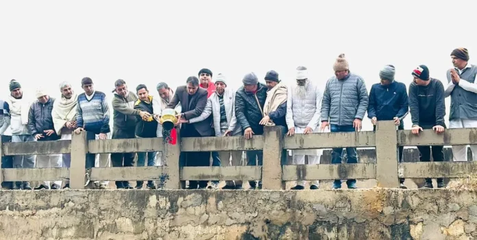 दिवंगत मुख्यमंत्री चौधरी ओमप्रकाश चौटाला अस्थि कलश को इंद्रा कैनाल में विर्सजीत किया