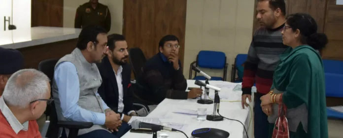 अधिकारी गंभीरता से लोगों की शिकायतों का शीघ्र करें निपटारा-डीसी