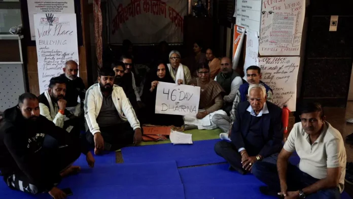 सीएचयू के कानून विभाग की पूर्व डीन का धरना 46वें दिन भी जारी