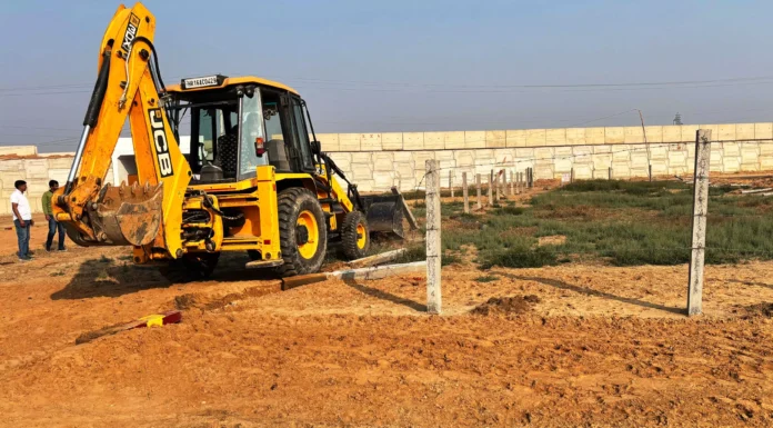 Bhiwani News : नगर योजनाकार विभाग ने शिक्षा बोर्ड के पीछे बनी एक अवैध कॉलोनी को तोड़ा