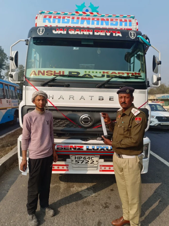 Ambala News : यातायात पुलिस ने किए 15 भारी वाहनों के चालान