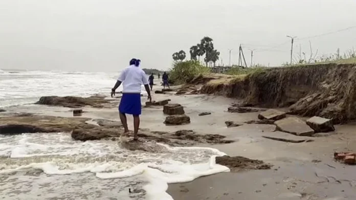 Cyclone Fengal : फेंगल ने उत्तरी तमिलनाडु और पुडुचेरी के तटों को पार कर गया, चेन्नई हवाई अड्डा खुला