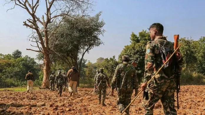Encounter With Naxals: छत्तीसगढ़-तेलंगाना सीमा पर, मुठभेड़, 7 नक्सली ढेर