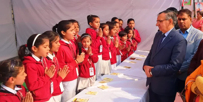 Bhiwani DC got excited after listening to Ashtadash Gita Shloka from small students. Bhiwani News : नन्हे नन्हे विद्यार्थियों से अष्टादश गीता श्लोक सुन गदगद हुए भिवानी डीसी