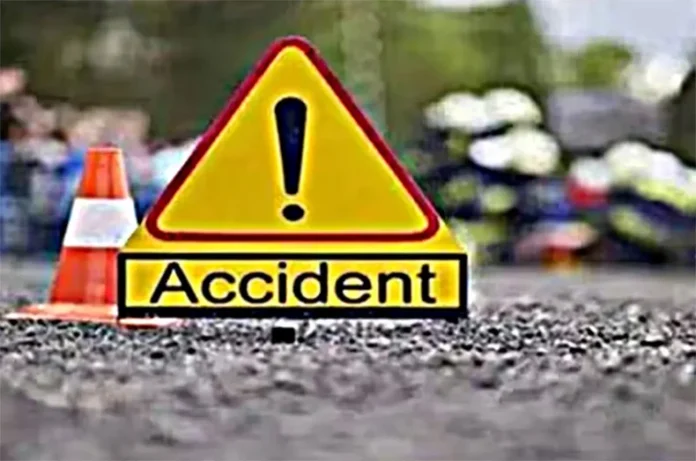 सड़क हादसे में कार सवार होटल संचालक की मौत, एक घायल
