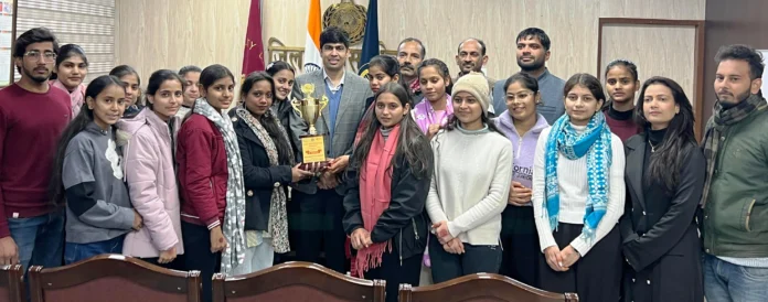 Artists of Rewari who became overall winners in Youth Utsav met the Deputy Commissioner