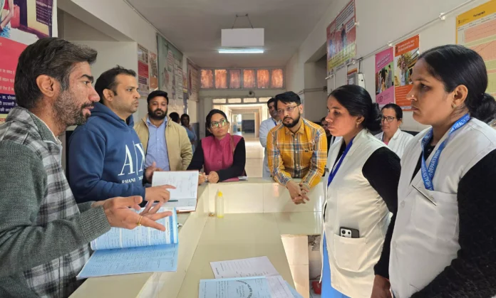 The team of the state headquarters of the health department reached Loharu to take stock of health facilities and medical management Bhiwani News : स्वास्थ्य सुविधाओं व चिकित्सा प्रबंधन का जायजा लेने लोहारू पहुंची स्वास्थ्य विभाग के राज्य मुख्यालय की टीम