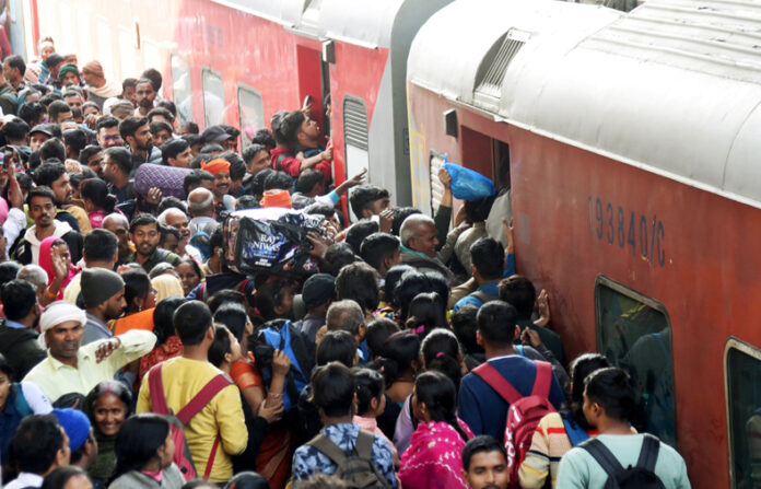 Delhi Breaking News : दिल्ली रेलवे स्टेशन पर भगदड़ के बाद जागा रेल प्रबंधन