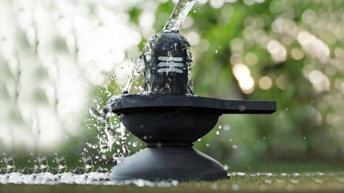 Mahashivratri 2025: क्यों है जलाभिषेक इतना शक्तिशाली? जानें शिवलिंग पर जल चढ़ाने की सही विधि और इसका दिव्य महत्व!