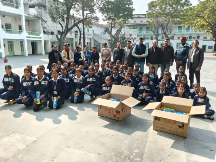 Ambala News : बीडी सीनियर सेकेंडरी स्कूल में छात्राओं को सेनेटरी पैड वितरित किए