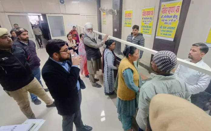 आयुक्त ने निगम कार्यालय का किया औचक निरीक्षण, लोगों की सुनी समस्याएं
