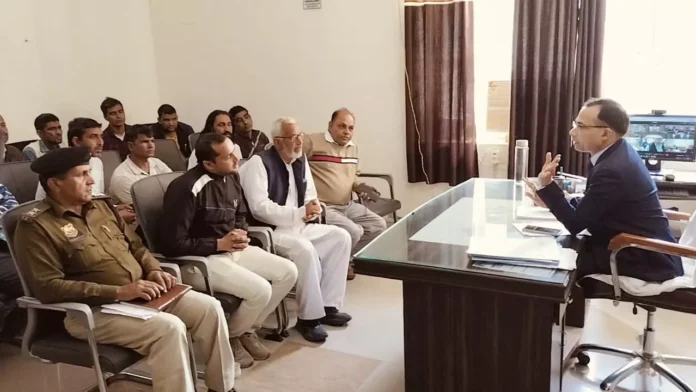 Under the leadership of BKU, farmers informed the SDM about the problems in the agricultural sector.