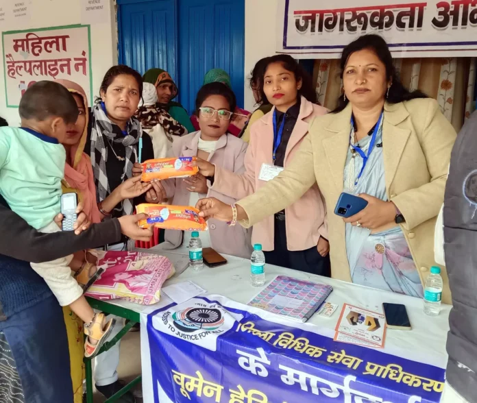 वूमैन हैल्पिंग सोसायटी ने स्टॉल लगाकर युवतियों व महिलाओं को वितरित की सैनेटरी पैड