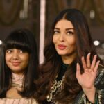 Aishwarya Rai Bachchan अपने पिता को याद कर हुईं भावुक, आराध्या के संस्कार देख फैंस ने की जमकर तारीफ! आज समाज, नई दिल्ली: बॉलीवुड की सबसे खूबसूरत हसीना Aishwarya Rai Bachchan अपने प्रोफेशनल के साथ-साथ पर्सनल लाइफ को भी लेकर भी सुर्खियों में रहती हैं। हर साल की तरह इस साल भी ऐश्वर्या ने अपने पिता को याद करते हुए एक खास पोस्ट शेयर किया है। ऐश्वर्या ने अपने इंस्टाग्राम पर तीन तस्वीरें शेयर की हैं, जो उनकी भावनाओं को पूरी तरह बयां कर रही हैं। आज उनके पिता कृष्णराज राय की आज पुण्यतिथि है। इस पोस्ट से साफ झलक रहा है कि ऐश्वर्या के दिल में अपने पिता के लिए कितना प्यार और सम्मान है। पहली तस्वीर – इसमें दीवार पर लगी ऐश्वर्या के पिता की एक बड़ी सी तस्वीर नजर आ रही है, जिस पर दो माला टंगी हुई हैं। यह तस्वीर उनके सम्मान और प्यार को दर्शा रही है। दूसरी तस्वीर – इसमें ऐश्वर्या की बेटी आराध्या बच्चन (Aaradhya Bachchan) अपने नाना की तस्वीर के सामने हाथ जोड़कर आशीर्वाद लेती हुई नजर आ रही हैं। इस तस्वीर को देखकर फैंस उनकी परवरिश की तारीफ कर रहे हैं। तीसरी तस्वीर – इस फोटो में ऐश्वर्या अपने पिता की याद में इमोशनल नजर आ रही हैं। उनकी आंखों में अपने पिता के लिए प्यार और सम्मान साफ झलक रहा है। इन तस्वीरों को शेयर करते हुए ऐश्वर्या ने लिखा, "मैं हमेशा आपसे प्यार करती हूं, सबसे प्यारे डैडी-अज्जा। हमेशा आपके सभी प्यार भरे आशीर्वाद के लिए धन्यवाद।" Aishwarya Rai Bachchan