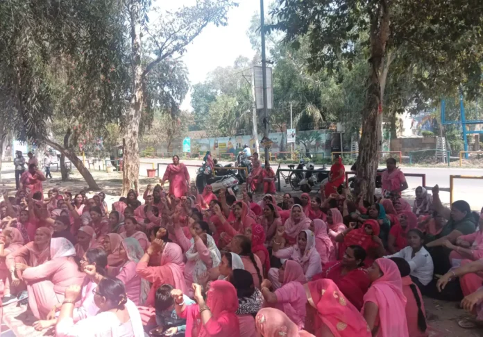 Bhiwani News : आंगनबाड़ी वर्कर्स ने जिला मुख्यालय पर 3 दिवसीय धरना किया शुरू