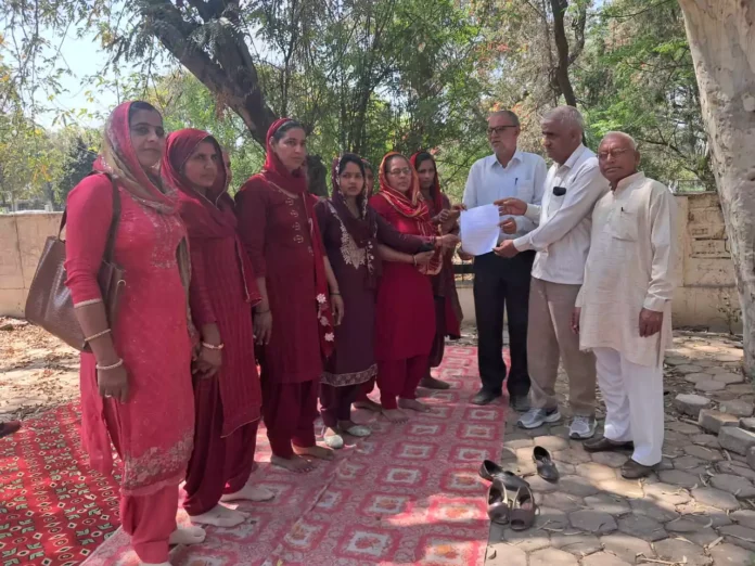 Bhiwani News : हड़ताल के दौरान का वेतन व वेतन बढ़ोतरी की मांग को लेकर आशा कर्मियों ने सौपा ज्ञापन