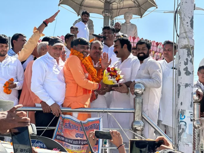 BJP's newly appointed district president Sunil Hadodi took blessings from Mr. Mansaram by garlanding him at the main square