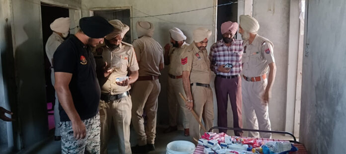 Batala Crime News : बटाला में नशा तस्करों के गढ़ में पुलिस की रेड