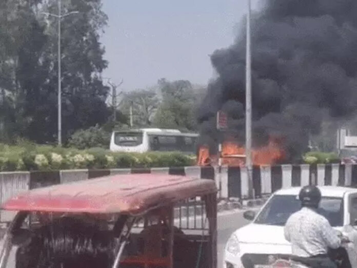 Panipat News: पानीपत में चलती कार में लगी आग